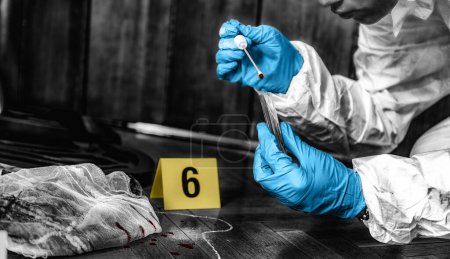 Foto de Investigador forense recogiendo pruebas de sangre de una escena del crimen - Imagen libre de derechos