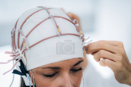 Foto de EEG de ondas cerebrales o examen electroencefalográfico en una clínica - Imagen libre de derechos