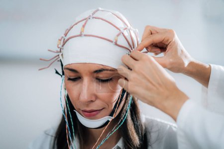 Foto de EEG de ondas cerebrales o examen electroencefalográfico en una clínica - Imagen libre de derechos