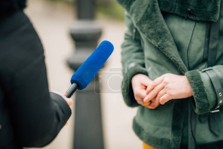 Téléchargez les photos : Journaliste faisant une interview, tenant un microphone, interviewant un orateur masculin méconnaissable. - en image libre de droit