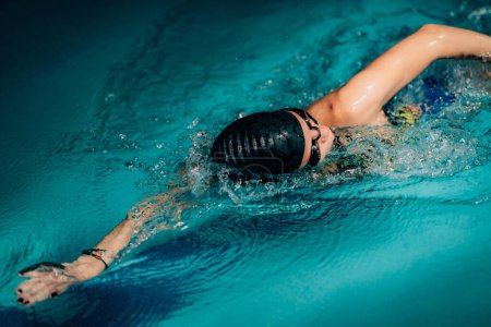 Foto de Mujer joven nadando en la piscina cubierta
. - Imagen libre de derechos