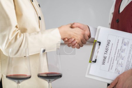 Téléchargez les photos : Poignée de main à la fin de l'enseignement du vin - en image libre de droit