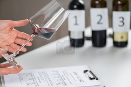 Degustación de vinos a ciegas, identificando diferentes tipos de vinos. Los participantes prueban e identifican diferentes tipos de vinos durante una cata a ciegas, aprendiendo a identificar las características de varios varietales de uva..
