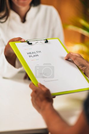 Téléchargez les photos : Médecine fonctionnelle médecin donnant un plan de santé personnel au client - en image libre de droit