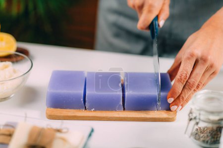 Téléchargez les photos : Processus de fabrication de savon fait maison - en image libre de droit