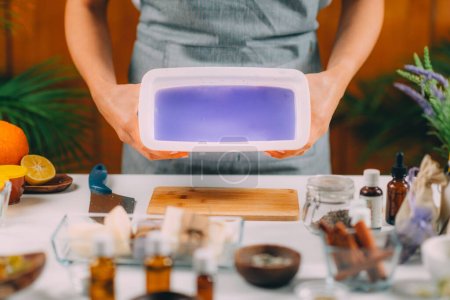 Téléchargez les photos : Processus de fabrication de savon fait maison - en image libre de droit