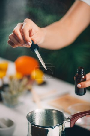 Téléchargez les photos : Extraits d'huile essentielle pour la préparation de savon maison. - en image libre de droit