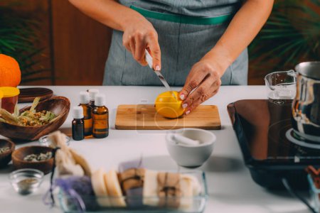Téléchargez les photos : Femme coupe citron pour savon fait maison - en image libre de droit