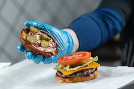 Téléchargez les photos : Sandwich burger avec différentes garnitures - en image libre de droit
