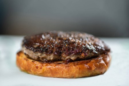 Foto de Sandwich de hamburguesa sin pan superior y cobertura - Imagen libre de derechos