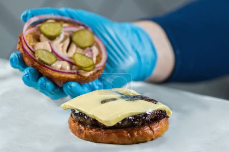 Foto de Sandwich de hamburguesa con varios ingredientes - Imagen libre de derechos