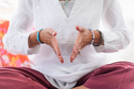 Foto de Estar en el momento. Mujer sentada en posición de loto, meditando. Práctica de bienestar del autocuidado. - Imagen libre de derechos
