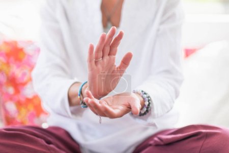 Foto de Mujer consciente realizando un gesto de respeto con las manos. Despertar espiritualmente. - Imagen libre de derechos