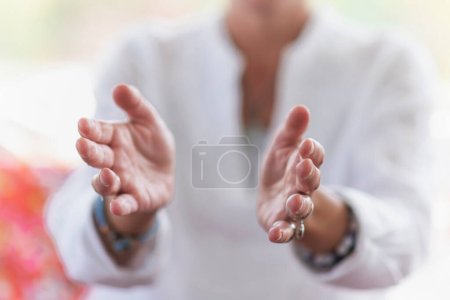 Téléchargez les photos : Femme consciente faisant un geste de respect avec ses mains. Éveil spirituel. - en image libre de droit