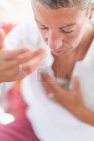 Téléchargez les photos : Femme consciente méditant, développant l'intuition. geste de la main. - en image libre de droit