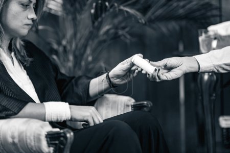 Foto de Psicoterapeuta dando medicamentos a una mujer durante la sesión de conversación. - Imagen libre de derechos
