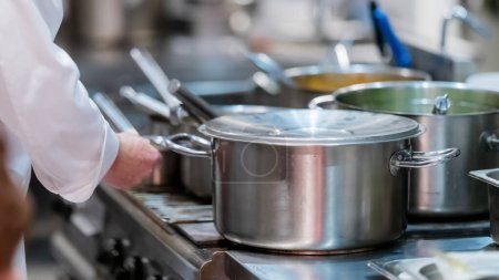 Téléchargez les photos : Chef Préparer le dîner dans un restaurant - en image libre de droit