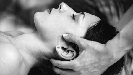Téléchargez les photos : Thérapie crâniosacrale ou massage CST de la tête des femmes - en image libre de droit