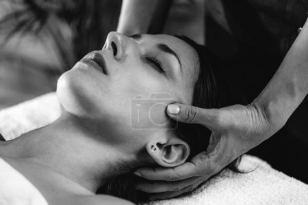 Foto de Terapia craneosacral o masaje CST de la cabeza de las mujeres - Imagen libre de derechos