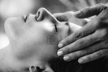 Téléchargez les photos : Thérapie crâniosacrale ou massage CST de la tête des femmes - en image libre de droit