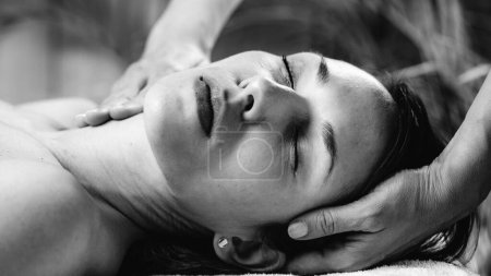 Téléchargez les photos : Massage d'ostéopathie crânienne. Thérapeute massant la tête des femmes. - en image libre de droit