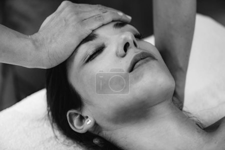 Masaje de terapia craneosacral. Terapeuta CST Masaje de la cabeza de las mujeres. 