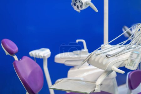 Téléchargez les photos : Chaise de dentiste dans une clinique dentaire moderne - en image libre de droit