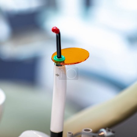 Téléchargez les photos : Chaise dentiste moderne dans le bureau du dentiste. - en image libre de droit