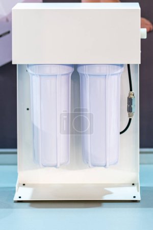 Téléchargez les photos : Filtre d'épurateur d'eau d'Aquafilter dans un bureau dentaire - en image libre de droit