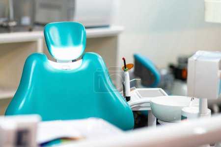 Foto de Silla de dentista en una clínica dental moderna - Imagen libre de derechos