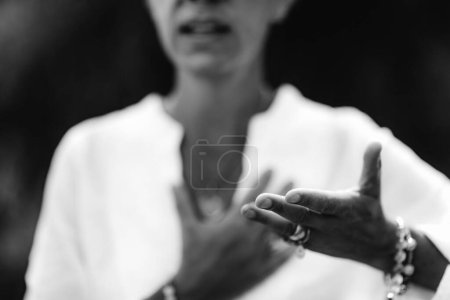 Téléchargez les photos : Guérisseuse spirituelle exprimant l'honnêteté avec ses mains - en image libre de droit