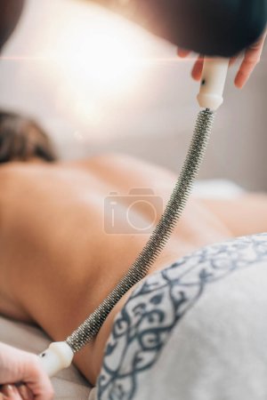 Téléchargez les photos : Traitement de massage du dos façonnant le corps avec un rouleau en métal - en image libre de droit