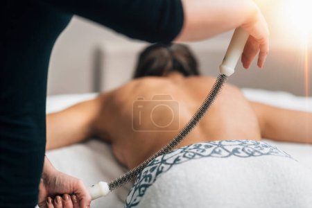 Téléchargez les photos : Traitement de massage du dos façonnant le corps avec un rouleau en métal - en image libre de droit