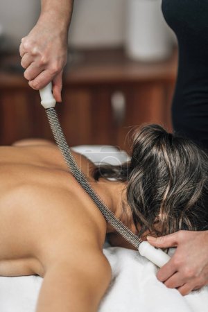 Téléchargez les photos : Massage des épaules avec rouleau en métal - en image libre de droit
