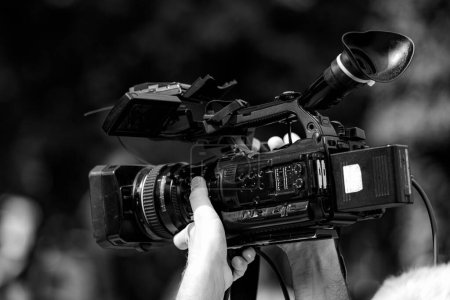 Téléchargez les photos : Caméra de télévision lors d'une conférence de presse - en image libre de droit