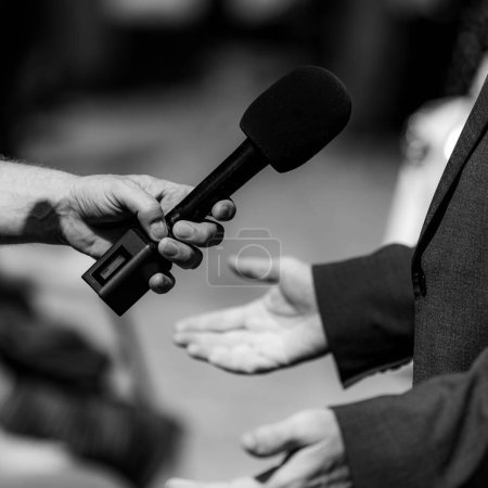 Téléchargez les photos : Interview de presse en plein air, noir et blanc - en image libre de droit
