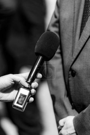 Téléchargez les photos : Interview de presse en plein air, noir et blanc - en image libre de droit