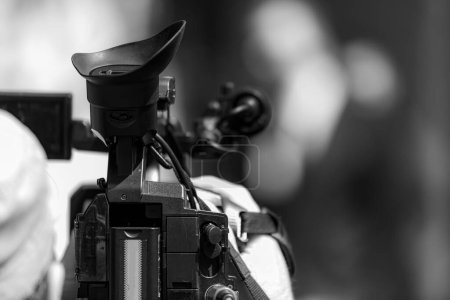 Téléchargez les photos : Caméra de télévision lors d'une conférence de presse - en image libre de droit