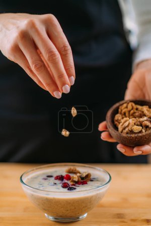Téléchargez les photos : Superfoods - Fabrication de flocons d'avoine avec de l'avoine, du lait de soja et des noix - en image libre de droit