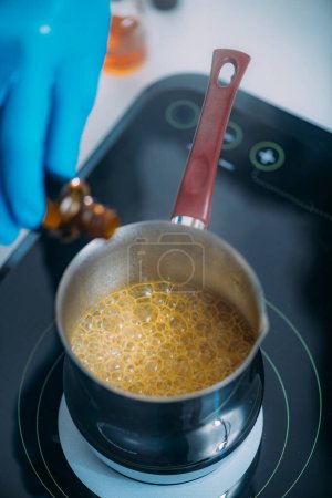 Foto de Mujer preparando crema de belleza con extractos de aceite esencial - Imagen libre de derechos