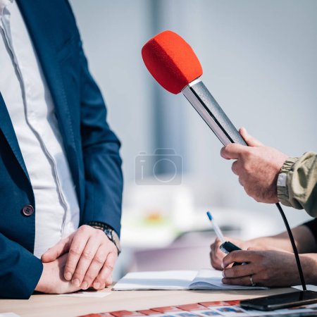 Téléchargez les photos : Journalistes tenant un microphone, interviewant un orateur. - en image libre de droit