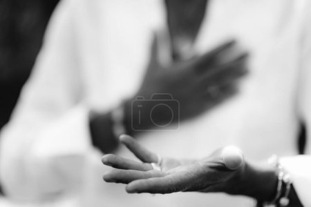 Téléchargez les photos : Remerciements Femme exprimant sa gratitude avec les mains. Image rapprochée de mains féminines en position de prière en plein air. Pratique de l'autosoin pour le bien-être - en image libre de droit