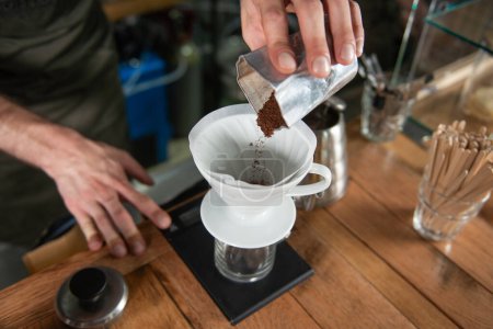 Foto de Barista expertamente usando una cafetera de goteo para crear una sabrosa taza de café. - Imagen libre de derechos