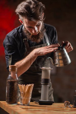 Foto de Barista talentoso usando la cafetera Aeropress para crear una rica y sabrosa taza de café - Imagen libre de derechos
