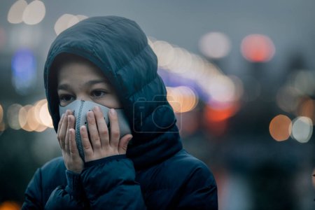 Téléchargez les photos : Pollution de l'air, port d'un masque contre la pollution de l'air dans une rue urbaine où la qualité de l'air est mauvaise - en image libre de droit