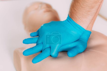 CPR lernen in einem Erste-Hilfe-Kurs. Üben der Herz-Lungen-Wiederbelebung an einer Übungspuppe.