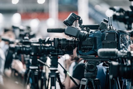Téléchargez les photos : Couverture médiatique publique, caméras de télévision lors d'une conférence de presse - en image libre de droit