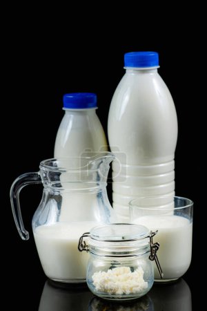 Foto de Botellas de kéfir fermentadas de bebida láctea probiótica. - Imagen libre de derechos