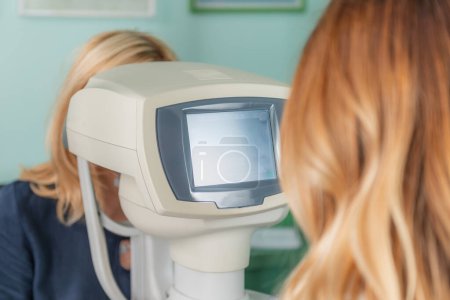 Téléchargez les photos : Réfractomètre automatique pour des examens oculaires précis - en image libre de droit