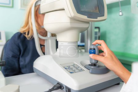 Téléchargez les photos : Examen oculaire avec réfractomètre automatique en ophtalmologie professionnelle - en image libre de droit